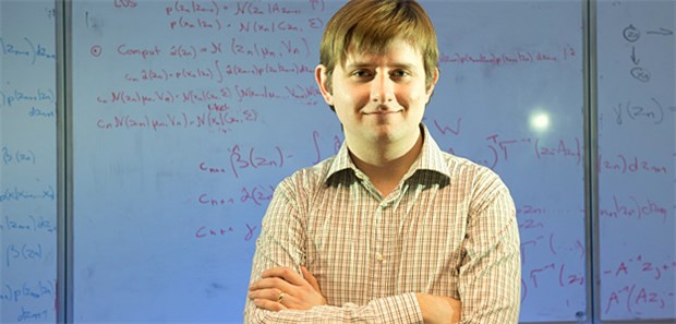 Daten-Schürfen für die Medizin Karsten Borgwardt in seinem Tübinger Büro: Durch Datenanalyse will er den Zusammenhang biologischer Mechanismen entschlüsseln.