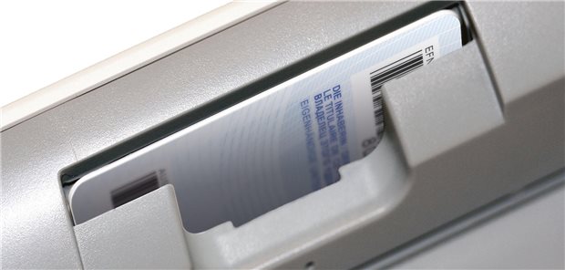 Karteneinschub für den E-Arztausweis in einem Kartenterminal: Ab Januar muss in diesem Slot ein ECC-fähiger eHBA stecken, sonst bleibt die Telematikinfrastruktur mit ihren Anwendungen verschlossen.