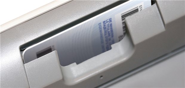 Karteneinschub im Lesegerät: An solchen Stellen können E-Arztausweise deponiert werden. Ist der eHBA gesteckt, kann im Praxisnetzwerk an allen Arbeitsplätzen digital signiert werden – wenn alle dahinterliegenden Dienste funktionieren.
