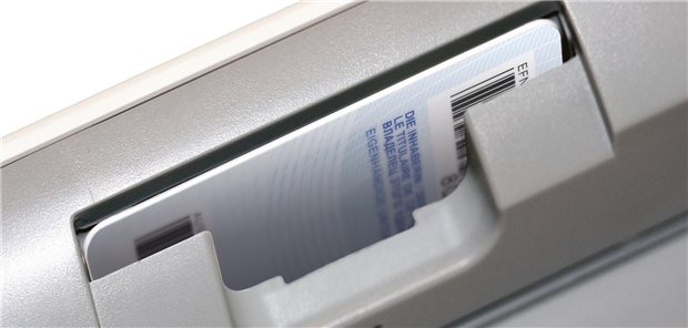 Karteneinschub im Lesegerät für den E-Arztausweis