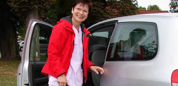 Delegation versus EBM Kassen-Umfrage: Patienten schätzen Arbeit von Agnes und Co: Bärbel Ulrich - ausgebildete "Agnes zwei" - macht sich startklar für ihre Besuchstour.