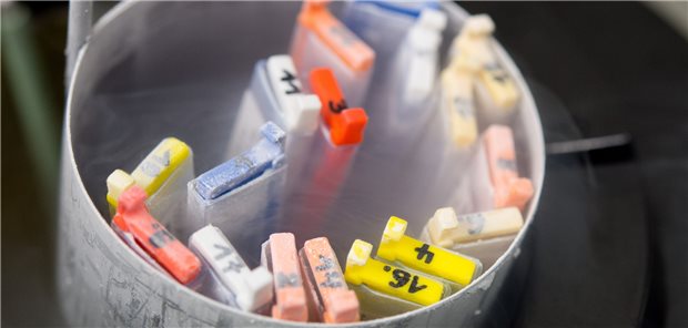 Kryokonservierung von Ovarialgewebe erst ab der Pubertät Kassenleistung Kassette mit eingefrorenen Eizellen. Kassen müssen künftig in bestimmten Fällen auch die Kryokonservierung von Eierstockgewebe zahlen.