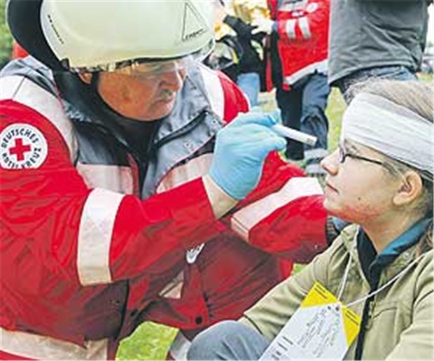 Wird Rettungsdienst als Konzession vergeben? Katastrophenschutz: Sanitäter und "Verletzte" bei einer Großübung.