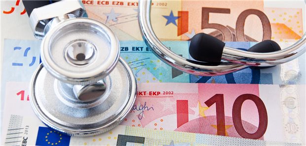 Stethoskop auf Geldscheinen.
