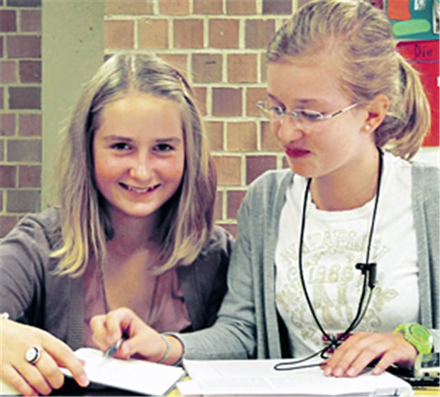Gehörlose Gymnasiastin wird von Mitschülern voll akzeptiert Katharina Bauscher (links) hat bei der Gruppenarbeit mit ihrer Freundin Magdalena Klein (rechts) kein Problem, sie gut zu verstehen.