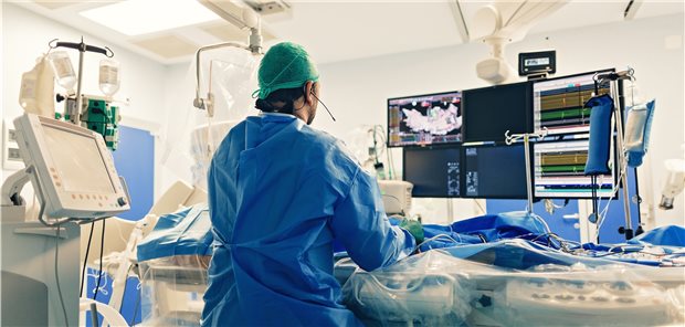 Katheterablation bei Patienten mit Vorhofflimmern: Der wiederhergestellte regelmäßige Herzrhythmus scheint zu einem geringeren Demenzrisiko beizutragen.