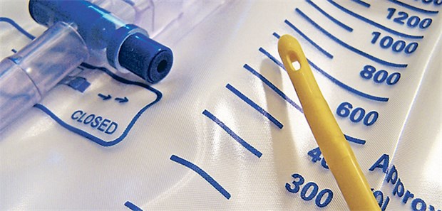 Katheterisierung: Es genügt wohl, Gleitgel auf die Katheterspitze aufzubringen. Eine Gelinstillation in die Urethra ist nicht nötig.