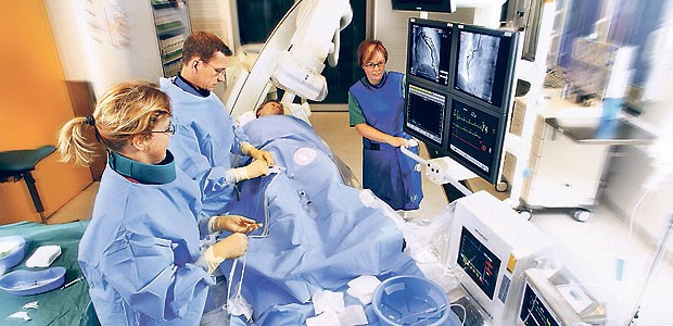 Katheterlabor: Arbeit an der Durchgängigkeit verengter Koronararterien.