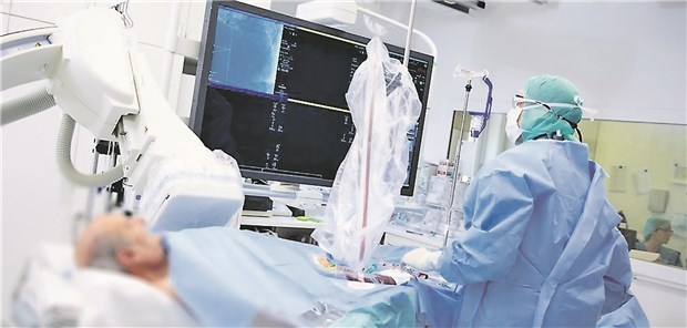 Katheterlabor: Bei stabiler KHK invasiv behandeln? Klinische Studien wie COURAGE zeigten keinem Vorteil dieser Strategie bezüglich der Vorbeugung von kardiovaskulären Ereignissen.