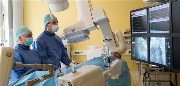 Katheterlabor: Die perkutane Koronarintervention (PCI) muss mittels Röntgen überwacht werden. Das bedeutet eine erhöhte Strahlenbelastung des Personals (Symbolbild mit Fotomodellen).