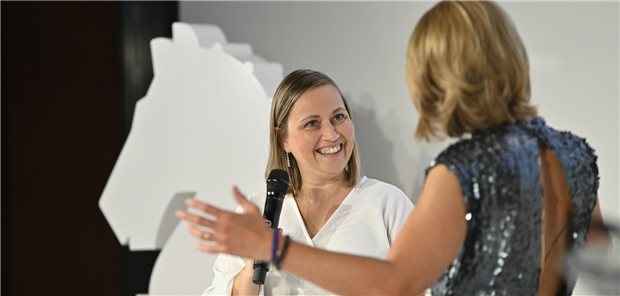 Dianiño Diabetes-Nannies helfen Familien mit erkrankten Kindern Kathy Dalinger (l.), stellvertretende Vorsitzende des Vorstandes Stiftung Dianino, berichtete bei der Preisverleihung (Moderatorin Yve Fehring, r.) über die Arbeit der Dianiño Diabetes-Nannies.