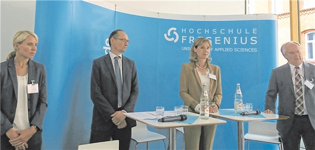 Katrin Blechschmidt (Rhön-Klinikum AG), Bernhard Seidenath (CSU), Sigrid König (BKK) und Dr. Wolfgang Krombholz (KVB, von links) diskutieren in München Fragen zur integrierten Versorgung.