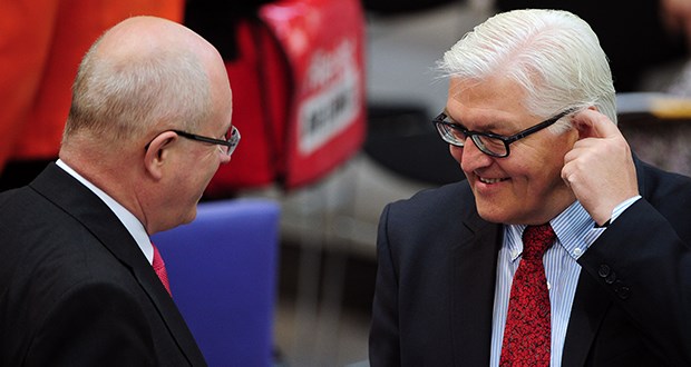 Organspende-Reform auf der Kippe Kauder und Steinmeier: Beide wollen ihre Organspende-Initiative retten.