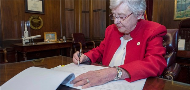 Gouverneurin unterzeichnet strenges Abtreibungsgesetz Kay Ivey, Gouverneurin des US-Bundesstaates Alabama, die ein Gesetz zum Abtreibungsverbot unterzeichnet. Das Gesetz verbietet Abtreibungen in dem US-Bundesstaat in fast allen Fällen und bestraft Ärzte mit bis zu 99 Jahren Haft.
