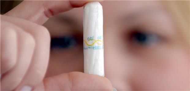 Tampons spätestens nach sechs Stunden wechseln! Kein Begleiter auf Dauer – eine zu lange Anwendung kann die Bildung von Toxin-bildenden Staphylokokken begünstigen.