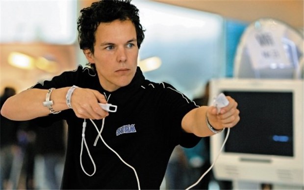 Fitness-Videospiele auf dem Sofa Kein Training in der Sporthalle: Mit Fernbedienungen in den Händen ist man auf der Spielekonsole "Wii" mitten in einem Bildschirm-Boxkampf.
