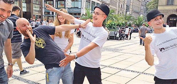 Straßenaktion bricht Barrieren für Psoriasis-Patienten (Keine) Angst vor Berührung: Pantomime-Darsteller zeigen, welche Folgen Psoriasis mit sich bringen kann.
