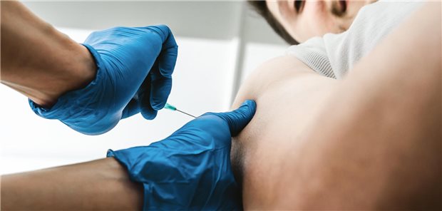 Arzt gibt Mann eine Spritze.