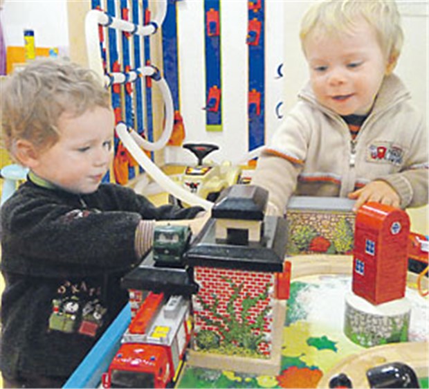 Klinik-Kindergarten, herzlich willkommen! Keine Langeweile, während Mama einen Angehörigen in der Klinik besucht: Linus und Daniel haben Spaß an der Eisenbahn.