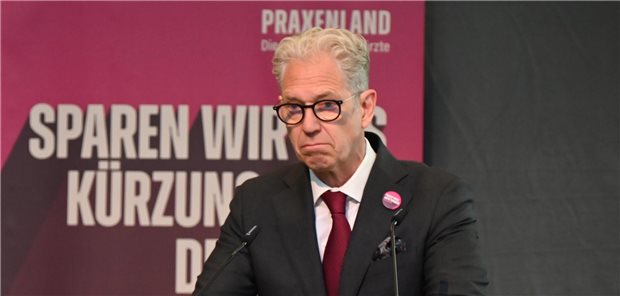 Der Chef der Kassenärztlichen Bundesvereinigung Dr. Andreas Gassen steht am Rednerpult und hält eine Rede.