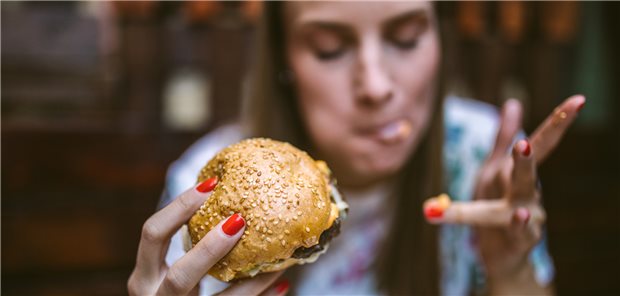 Keine Mahlzeit, dafür mal schnell zwischendurch: Viele junge Erwachsene essen, wenn gerade Zeit ist oder einfach nebenbei, so eine aktuelle Umfrage.

