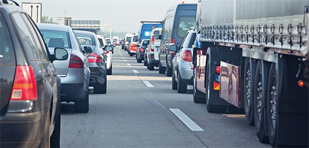 Petition fordert höhere Strafen für Rettungsgassen-Muffel Keine Rettungsgasse: Einsatzkräfte müssen sich deswegen oft durch Staus nach Unfällen durchkämpfen.