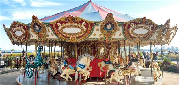 Keine endlosen Runden mehr auf dem Untersuchungskarussell. Die Diagnose FMS ergibt sich aus generalisierten Schmerzen in mindestens vier von fünf Körperregionen mit bestimmter Ausprägung, die mindestens drei Monate bestehen. Auch seelische Symptome werden erfasst.