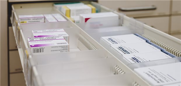 KBV: Auch Ärzten den Mehraufwand bei Arzneimittel-Engpässen vergüten! Keine gähnende Leere, aber immer häufiger auch nicht üppig gefüllt: Apotheken beklagen zunehmend Lieferengpässe.
