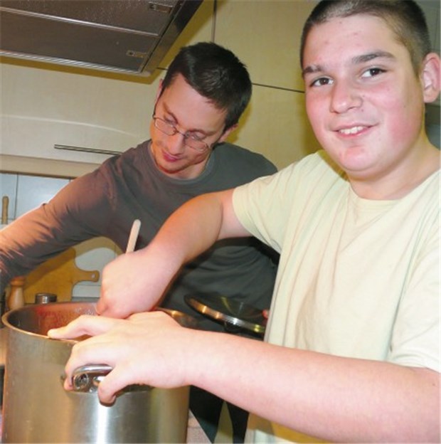 Jugendliche lernen Abspecken in der WG Keiner soll mit Hunger vom Tisch aufstehen: Der 14-jährige Kevin beim Kochen mit Gruppenleiter Danny Hohl in der Adipositas-WG.
