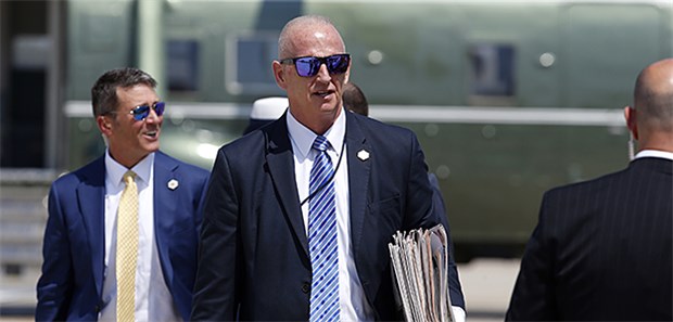 Trumps Bodyguard soll Arztpraxis durchsucht haben Keith Schiller (in der Mitte) soll gemeinsam mit einer anderen Person Patientenakten des US-Präsidenten mitgenommen haben.