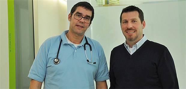 Kennen sich schon seit Studientagen: Allgemeinarzt Dr. Andreas Tosch (links) und Praxisberater Andreas Gapp.