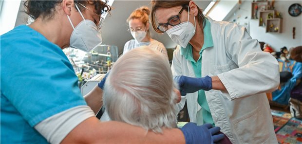 Die mobile Zahnärztin: Bohren und Gebissabdruck im Fernsehsessel Kerstin Finger (r.), Zahnärztin, sowie die beiden Zahnmedizinischen Fachangestellten Biana Langlott (links) und Julia Beneke, sind zu einem Hausbesuch bei einem 80-jährigen Patienten.