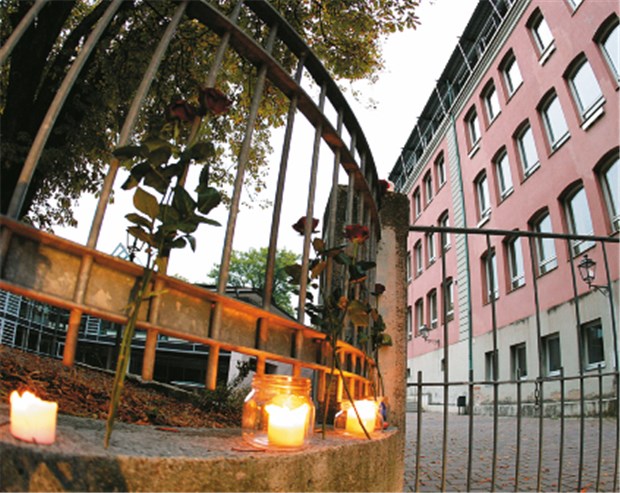 Auf der Suche nach dem Weg in die Gewalt: Ist eine Prävention von Amokläufen möglich? Kerzen vor der Schule in Ansbach. Hier wurden zehn Schüler verletzt.