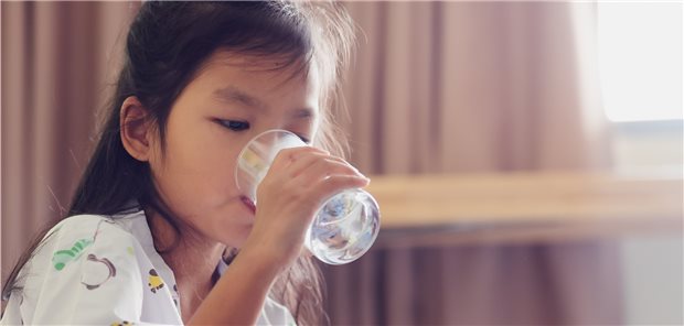 Ketoazidose vermeiden: Ständiger Durst, häufiges Wasserlassen, Bauchweh und Gewichtsverlust können Zeichen der schweren Komplikation bei Manifestation von Typ-1-Diabetes sein (Symbolbild mit Fotomodell).