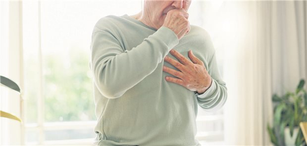 Keuchhusten: Was bei der Behandlung Erwachsener wichtig ist Ein älterer Mann muss stark husten und hält eine Hand auf seine Brust.