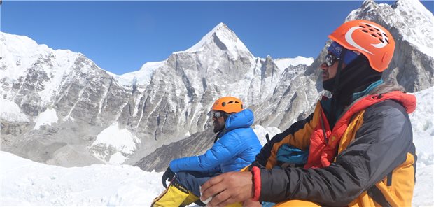 Mount Everest treibt Vermesser an ihre Grenzen Khim Lal Gautam (r.) und ein Teamkollege am Everest.