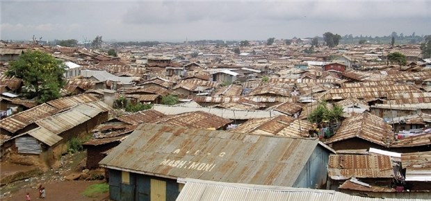 In Kenias Slums wächst die Gewalt mit Waffen Kibera, ein riesiger Slum am Rande von Nairobi - hier grassiert die Gewalt.