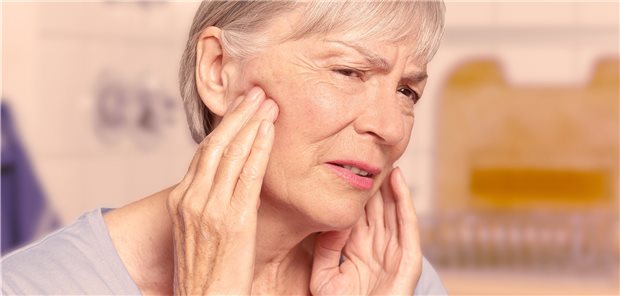 Frau mit Kieferschmerzen