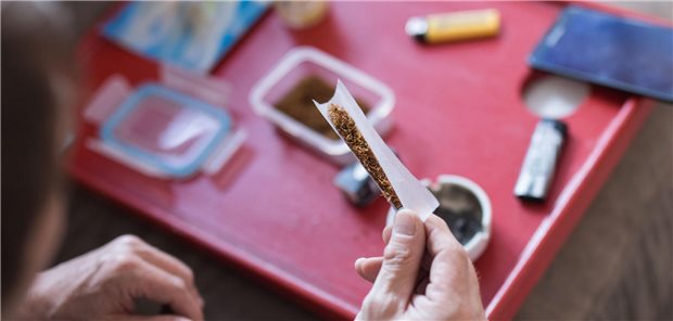 Kinder- und Jugendärzte warnen erneut vor Cannabis-Teillegalisierung Ein Joint wird zusammengebaut.
