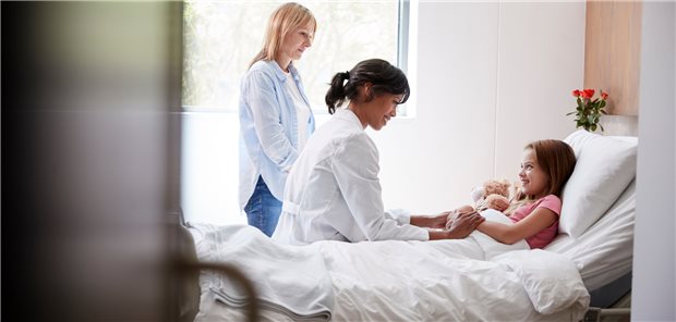 Kind auf Station: Die DGKJ kritisiert die Eckpunkte des BMG zur stationären Behandlung von Kindern und Jugendlichen. (Symbolbild mit Fotomodellen)