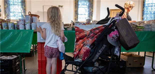 Bundesregierung einigt sich auf Details der Kindergrundsicherung Kind Emilya schaut sich während der Ausgabezeit in einer «Laib und Seele»-Ausgabestelle der Berliner Tafel in der evangelischen Paulus-Kirchengemeinde die Auslage von Lebensmitteln an, während ihre Mutter Lebensmittel abholt.