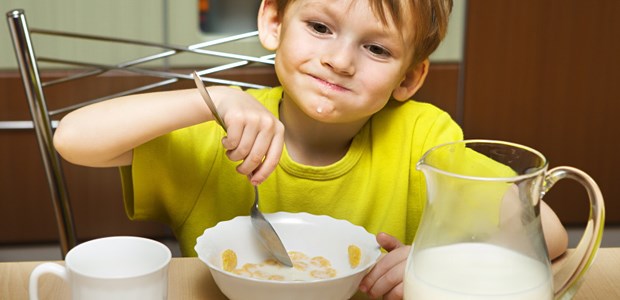 Kind beim Frühstück. Milch ist ein wichtiger Lieferant von Jod.
