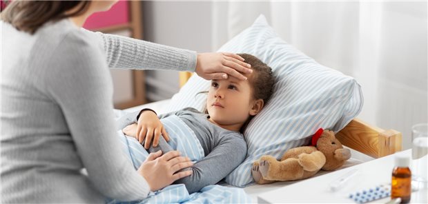 Kind krank zu Hause, aber wann sollen Eltern einen Arzt kontaktieren – darüber gibt es Streit.