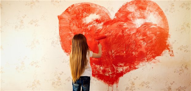 Kind malt Herz: Wenn Kinder mit angeborenen Herzfehlern zu wenig Sport treiben, liegt das einer Analyse zufolge oft an den Ratschlägen der Ärzte.