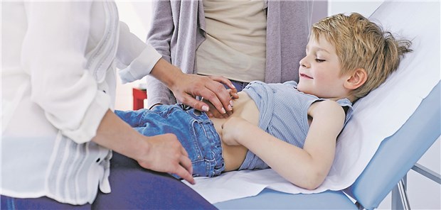 Psychosomatische Störungen bei vielen Kindern Kind mit Bauchschmerzen beim Arzt: Pädiater diagnostizieren hier oft eine psychosomatische Störung.