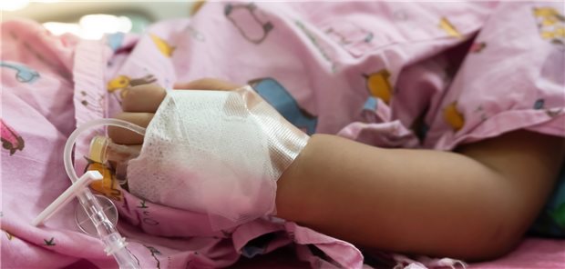 Kind mit Kawasaki-Syndrom wird stationär behandelt: Meist werden Immunglobuline gegen die Entzündungsreaktionen angewandt.