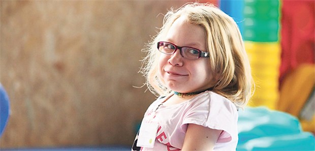 Kind mit Mukopolysaccharidose (MPS). Für einige MPS gibt es inzwischen eine Enzymersatztherapie.