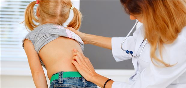 Kind mit Rückenschmerzen: Die Zahl der Betroffenen hat in den letzten Jahren stark zugenommen. (Symbolbild mit Fotomodellen)