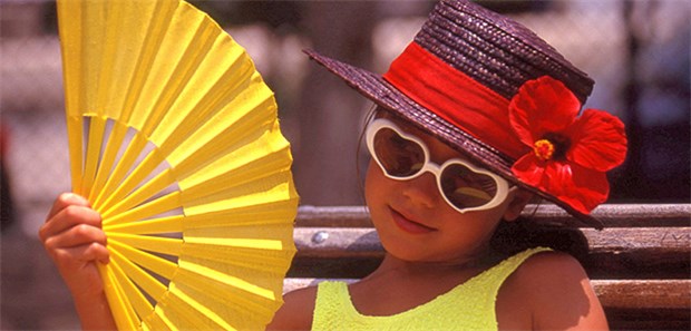 Optiker entzaubern Sonnenbrillen-Mythen Kind mit Sonnenbrille. Zum Tag der Sonnenbrille nehmen sich Optiker einige Mythen rund um den Schutz zur Brust.