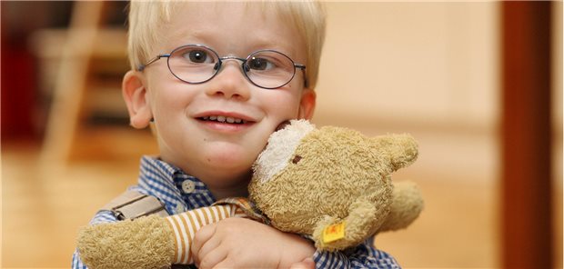 Kind mit Strabismus: Berichten Kinder von Doppelbildern, ist das Anlass für weitere Untersuchungen.